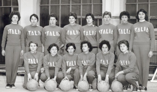 Nazionale Italiana di Pallacanestro femminile del 1956: Bradamante, Cobelli, Donda, Formaggio, Gentilin, Mapelli, Nunzi, Pasquali, Pausich, Persi, Ronchetti, Sesto, Tarabocchia, Vendrame. Allenatore Nello Paratore.